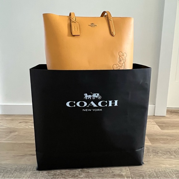 Disney X Coach Central Tote With Zip With Mickey Mouse
Buttercup Leather - Picture 2 of 7